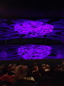 Vi är nu redo. Ridå - Upp för Akt 2.