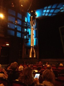 På scen står en stålbalk. Vem kan ta miste på att det hela utspelar sig på ett stålverk?