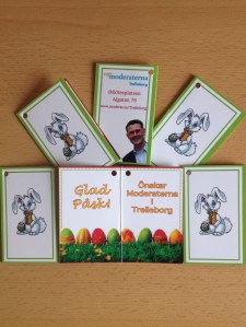 Påskhälsningen som fästes i buketterna under årets upplaga av Påskliljekampanjen.