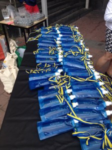 Ett hav av fyllda vattenflaskor, redo för studenterna på Söderslättsgymnasiet