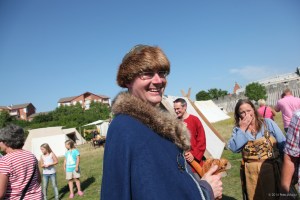 Glad och nöjd efter en väl genomförd Vikingavigsel på Trelleborgen.