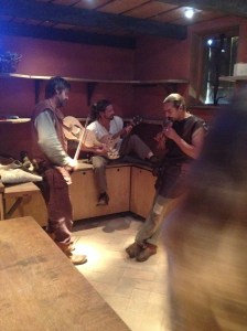 Våra duktiga spelmän värmer upp inför Vikingavigseln