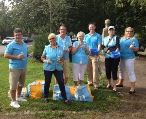 Ett gott gäng som delade ut mer än 400 vattenflaskor till deltagarna i Trelleborgsloppet. 