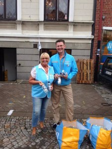 Jag och Marianne Ohrlander redo för att dela ut vatten till besökarna på Palmfestivalen 