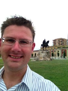 Selfie med Skanderbeg, Albaniens nationalhjälte 