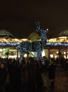 Rudolf lyser upp Covent Garden när julen kommer till London