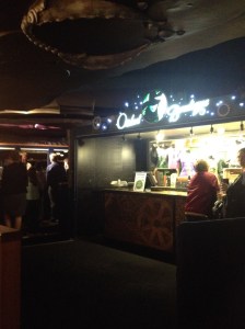 I bakgrunden baren med lite olika häxdrycker. Gott om varor att köpa för att minnas kvällen fanns också.