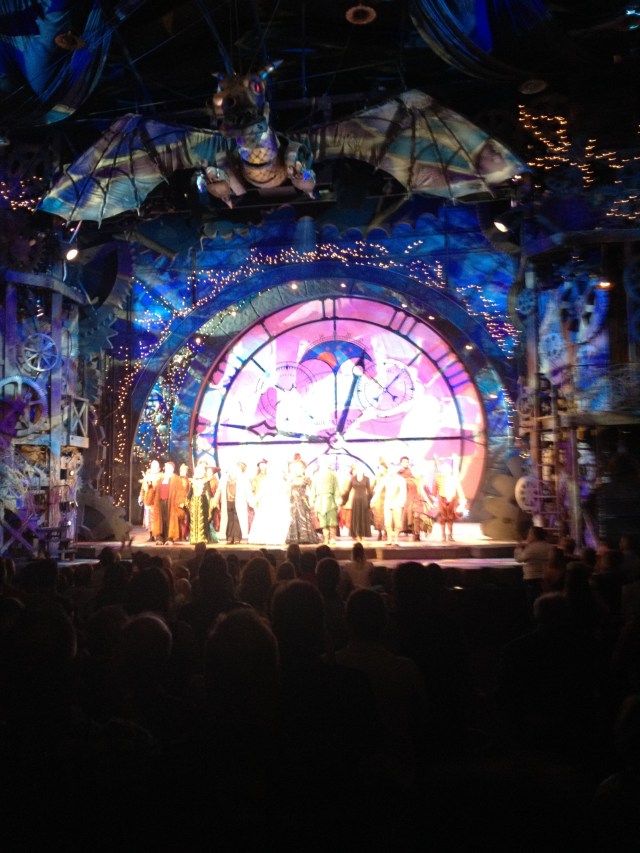 Hela den fantastiska ensemblen får stående ovationer efter en fantastisk föreställning. 