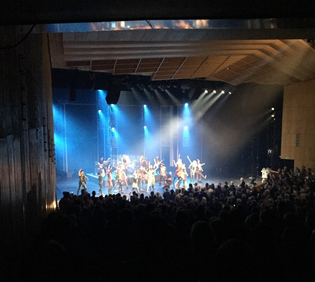 Hela ensemblen på scen efter premiären av American Idiot. 