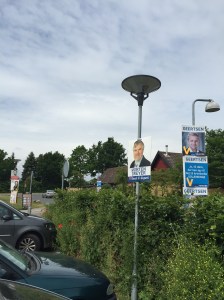 Fullt med affischer men få synliga valarbetare dagen före valet