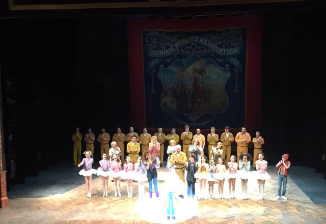 Hela ensemblen på scen efter kvällens föreställning av Billy Elliot