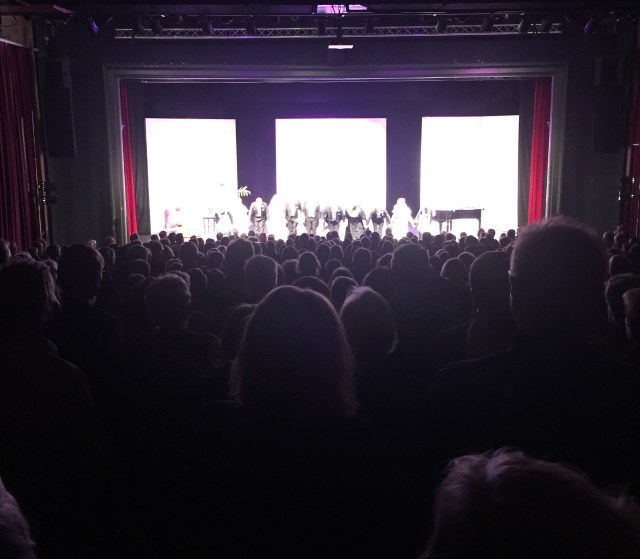 Väl förtjänta stående ovationer till ensemblen på Charley's tant