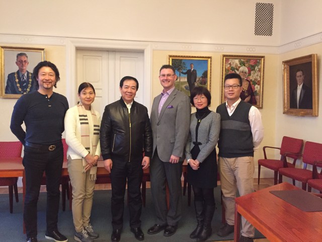 Delegationen från Guangdong på besök i Sessionssalen på Rådhuset i Trelleborg