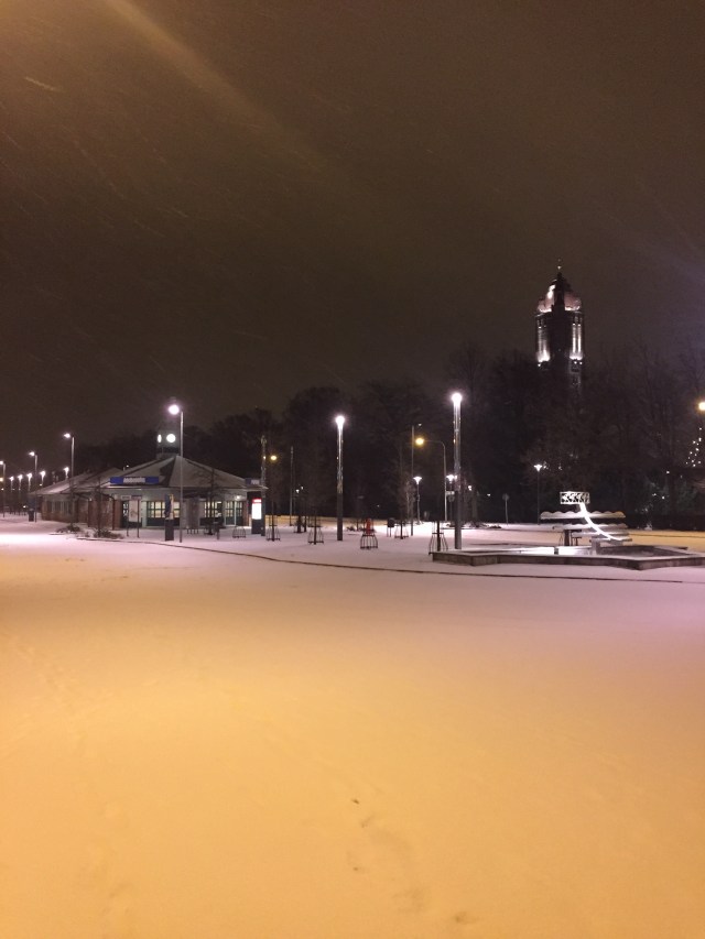 Snön ligger över ett öde Trelleborg Övre. När kommer husen skjuta mot skyn här?