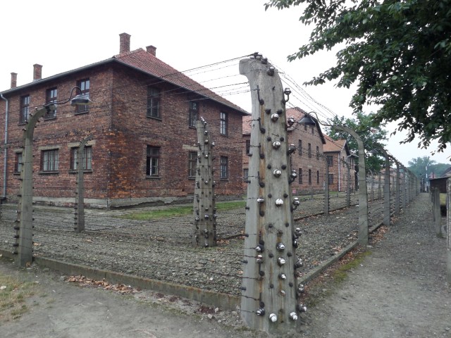 Tänk om bara taggtråd räckt för att hålla ondskan från Auschwitz-Birkenau fången för alltid