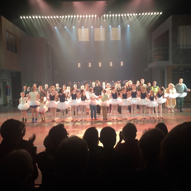 Ensemblen tar emot välförtjänta stående ovationer efter Sverigepremiären av Billy Elliot på Malmö Opera