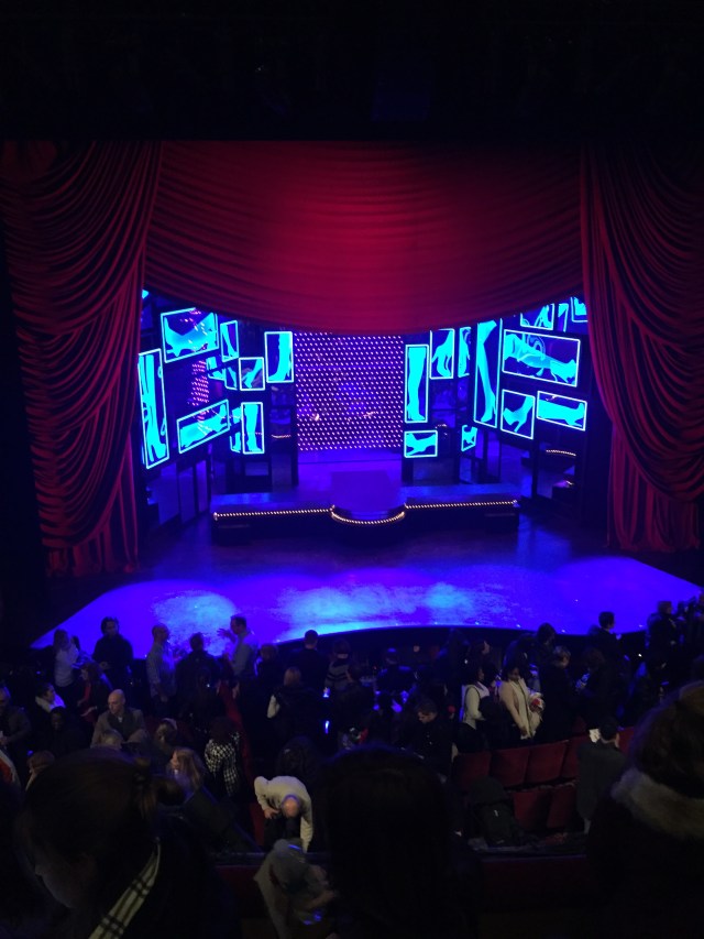 Ridån på väg ner efter slutscenen, modeshowen i Milano 