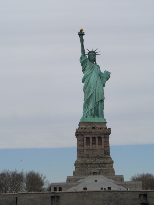 Välkänd och välkomnande staty