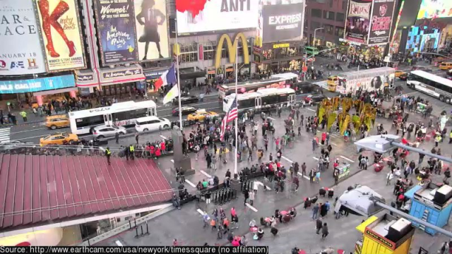 Folk köar för att köpa biljetter på Times Square 