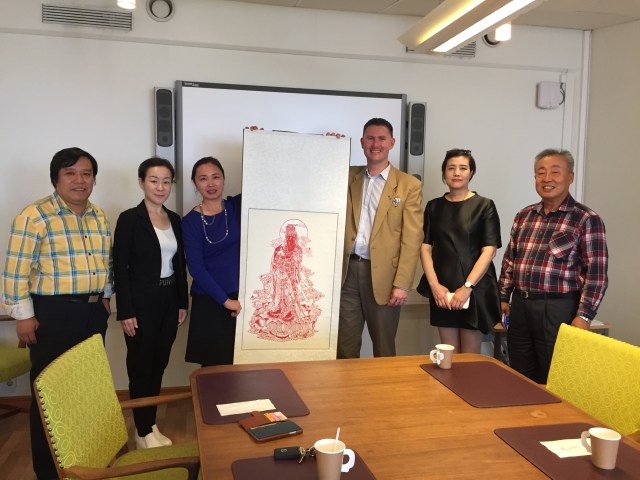 Delegationen från Hexidistriktet i Tianjin. Mannen längst till höger har gjort tackgåvan, enligt gammal kinesisk tradition. 