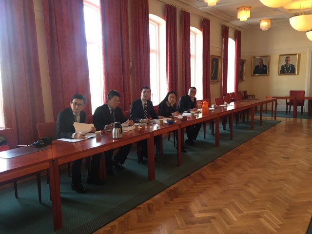 De lyssnar uppmärksamt och antecknar flitigt.