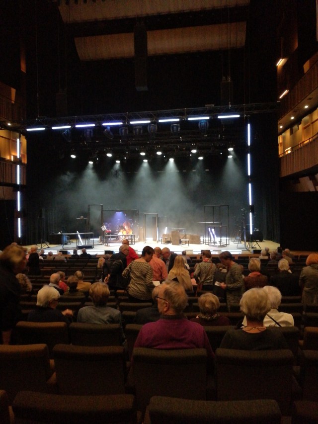 Salen fylls av en förväntansfull publik