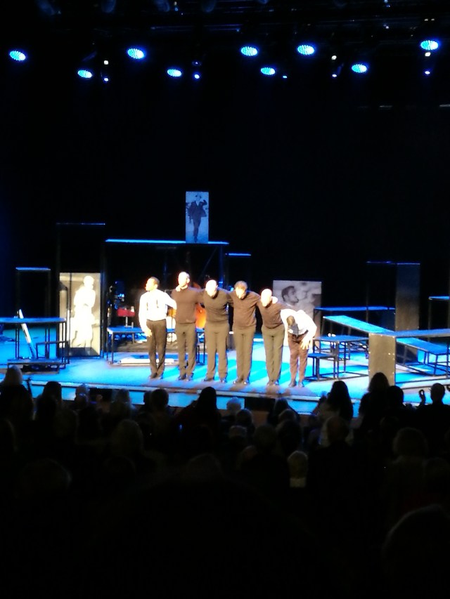 Två duktiga sång- och dansmän och fyra fantastiska musiker som underhöll i nästan två timmar