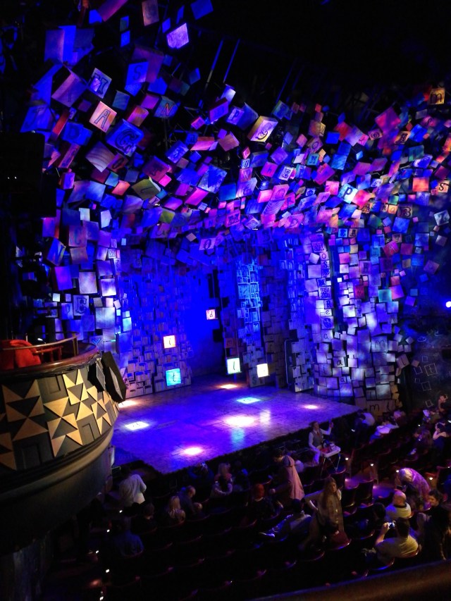 Scenen full av bokstäver