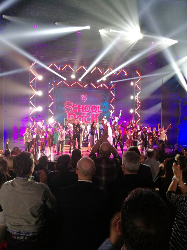 Hela den fantastiska ensemblen i School of Rock får stående ovationer