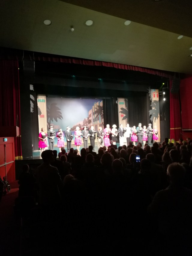 Ensemblen tar emot stående ovationer efter en bra och trevlig föreställning