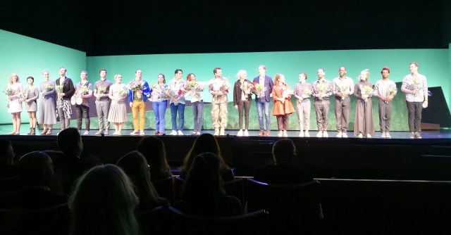 Ensemblen får välförtjänta blommor och stående ovationer