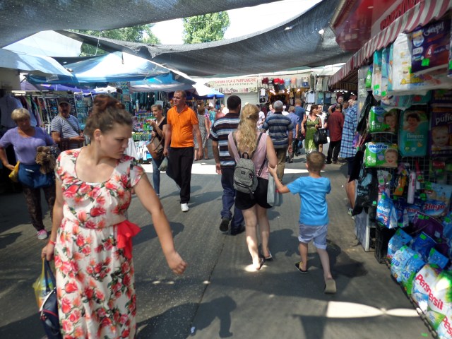 Män, kvinnor, unga och gamla. Alla är på marknaden i Chisinau.