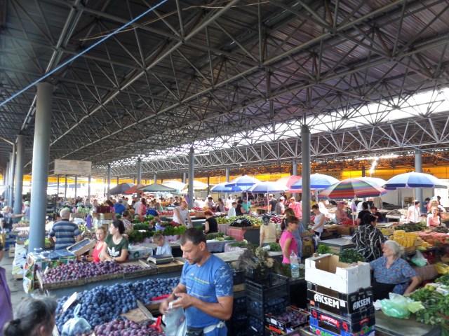 Färsk frukt på marknaden i Chisinau