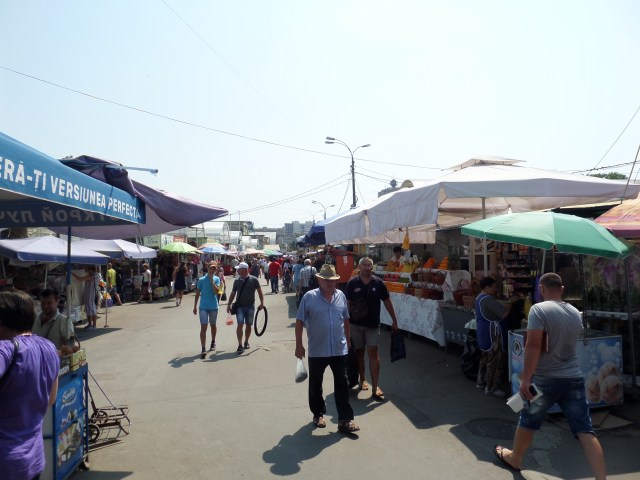 Solen sken över marknadens tälttak i Chisinau