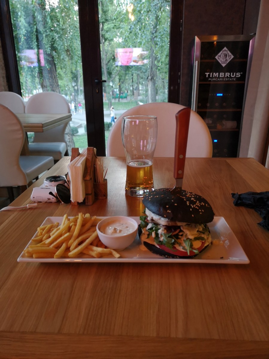 Hamburgare med mörkt bröd