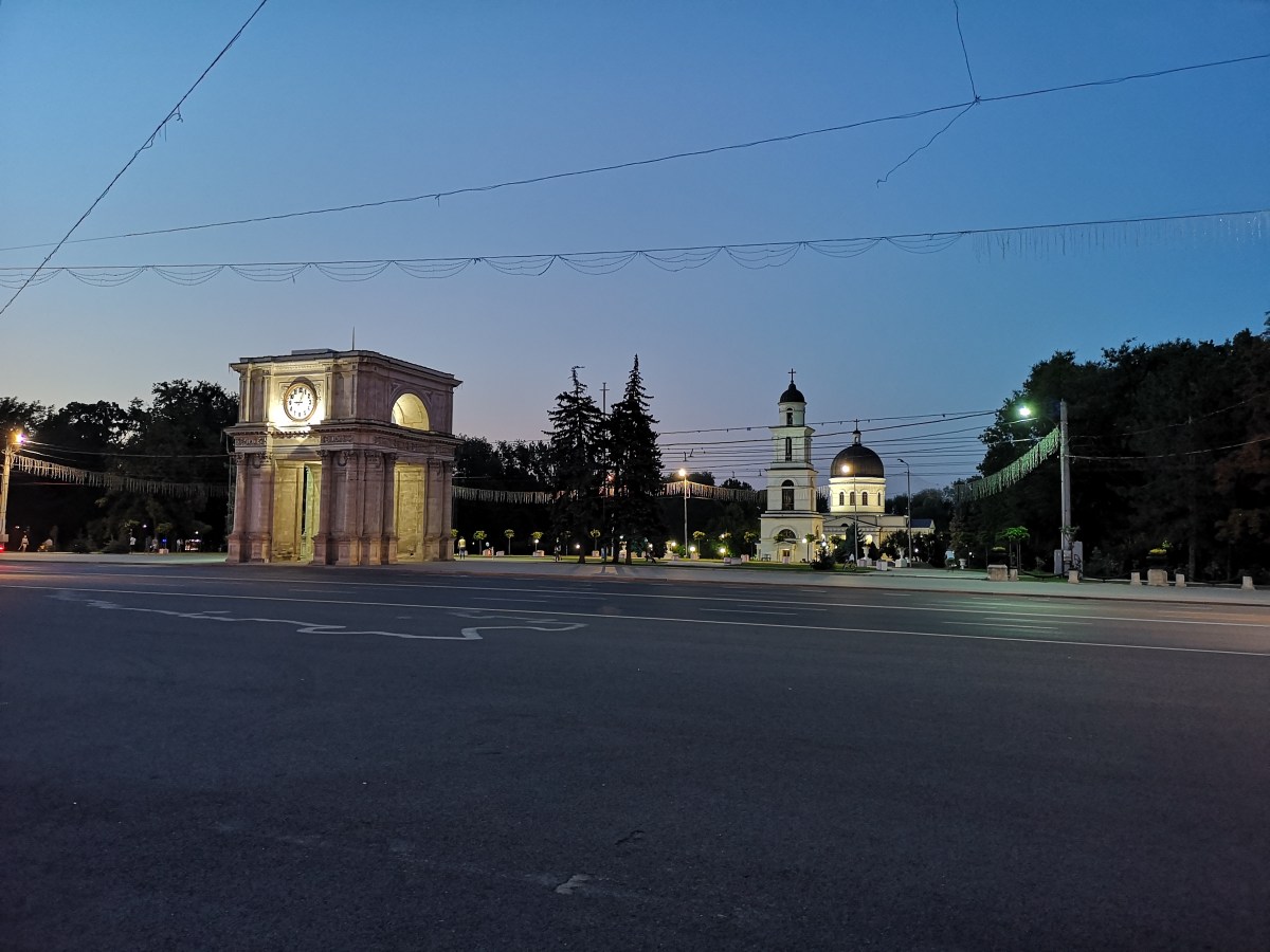Triumfbågen och katedralen om kvällen
