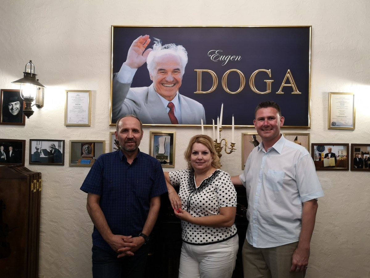 Tre rotarianer vid bilden av Eugen Doga