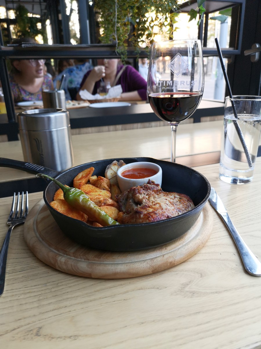 Stekt kött i en panna med moldaviskt rött vin