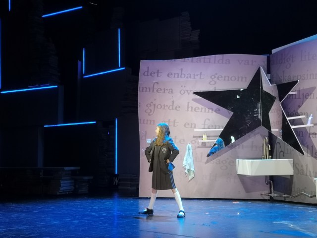 Matilda gör den klassiska posen