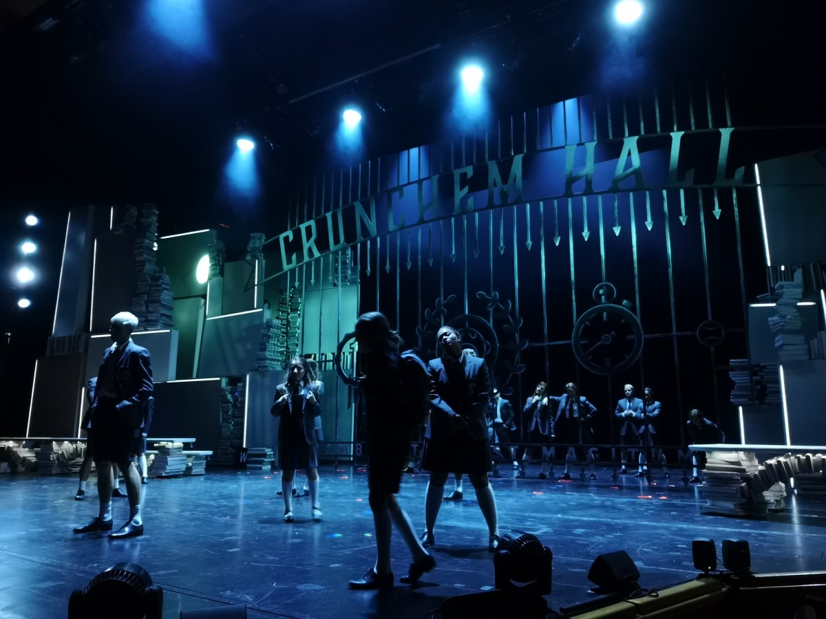 Utanför skolans stora järngrind