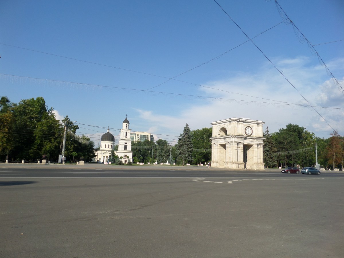 Katedralen och triumfbågen om dagen