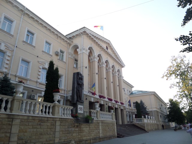 Moldaviens och EU-flaggan syns