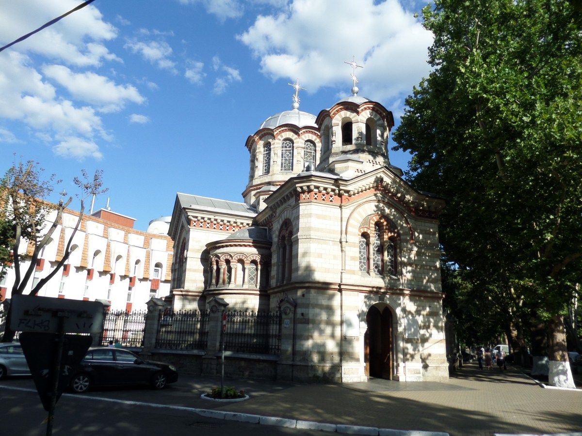 Kyrka inklämd mellan hus