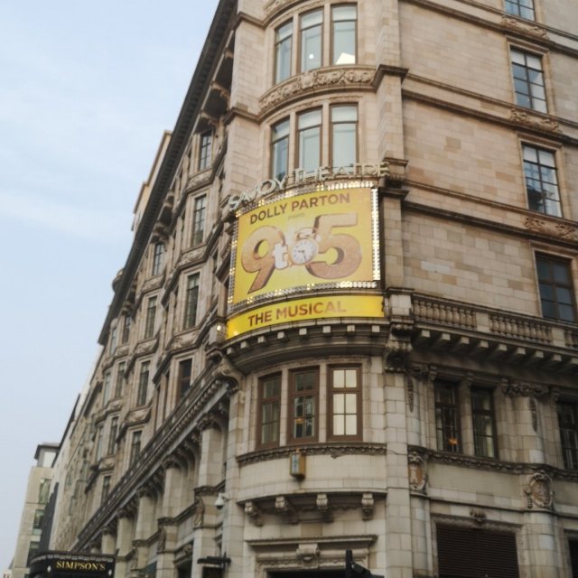 Fasadaffisch för musikal 9 to 5 på Savoy Theatre