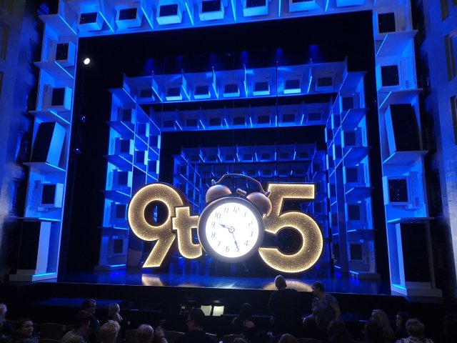 Musikalens logga 9 to 5 är på scen