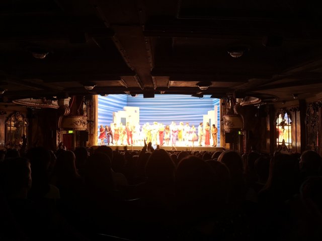 Skådespelarna och publiken sjunger och dansar när föreställningen är slut 