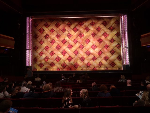 Ridån med klassiskt pajmönster