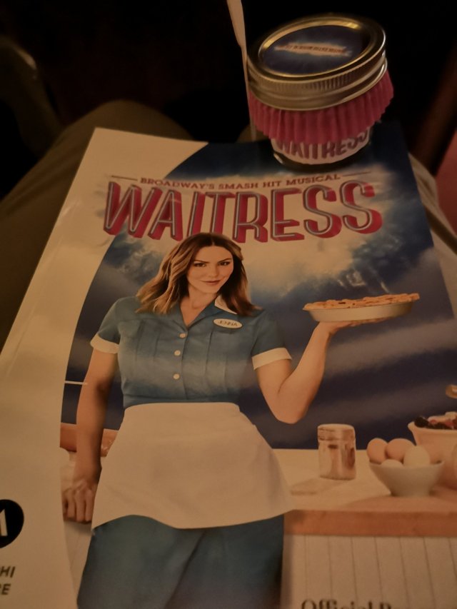 I en liten glasburk finns en bit äpplepaj. Burken står på programmet