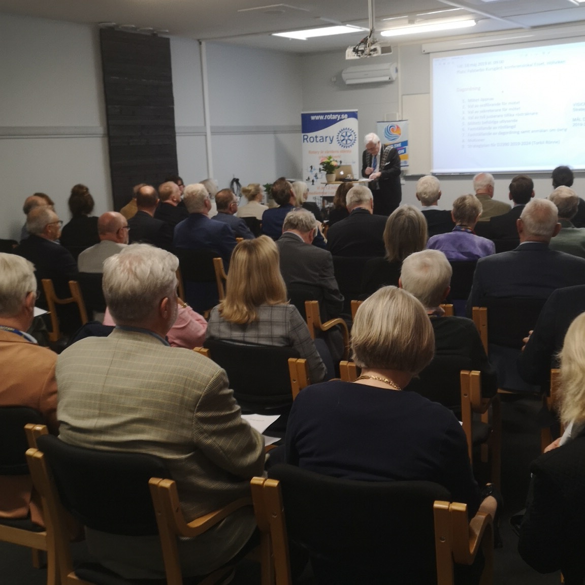 Guvernör Carl Hedberg pratar