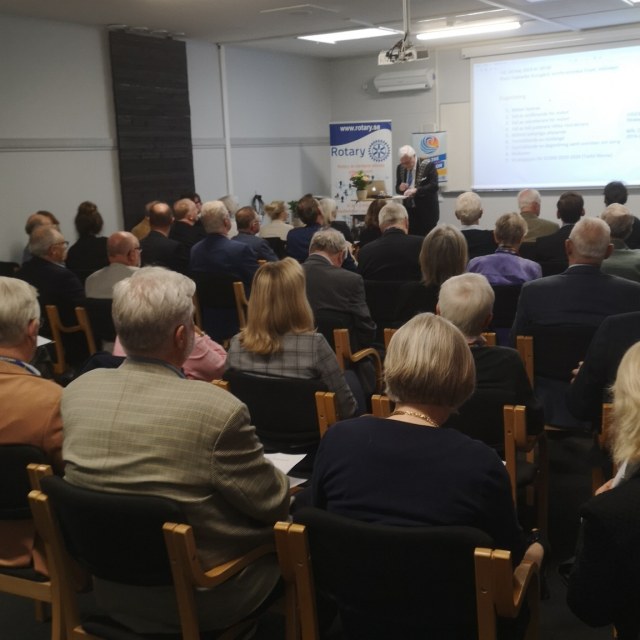 Guvernör Carl Hedberg pratar